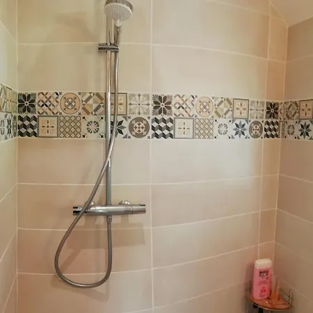 Petite Maison Sur Terrain Clos A 200 M De La *