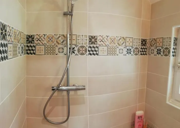 Petite Maison Sur Terrain Clos A 200 M De La *